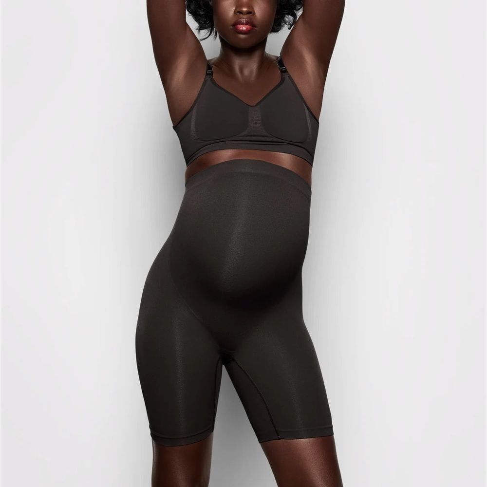 SKIMS MATERNITY SCULPTING SHORT
MID THIGH—ONYX SIZE: L/XL. New In Box.